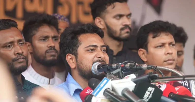 বক্তব্য দিচ্ছেন নাহিদ ইসলাম